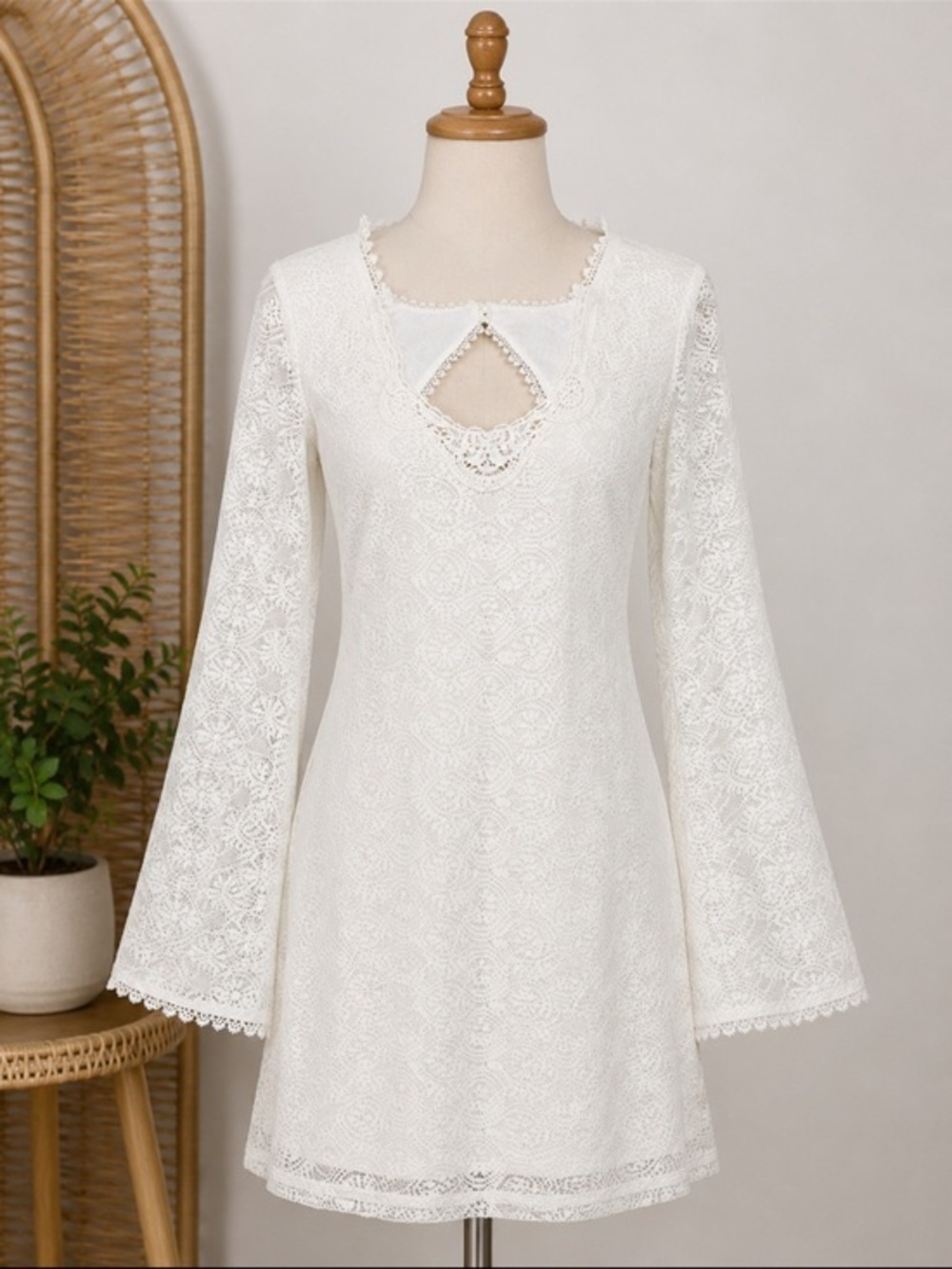 Olsenboye Woman’s/juniors lace cream color dress. Size M.